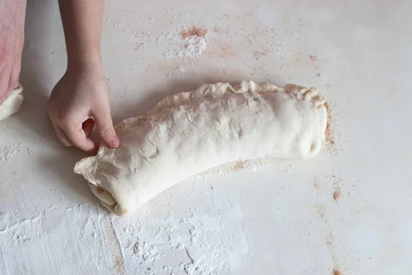 As crianças moldam bolos de queijo da massa de farinha. Mesa de cozinha em farinha. Relações quentes crianças — Fotografia de Stock