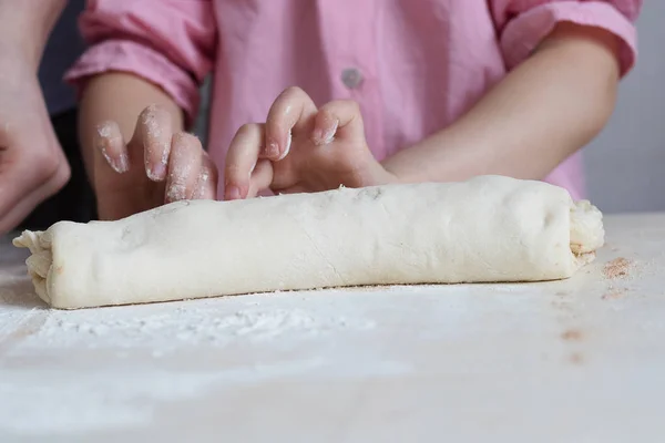 Dzieci pleśni serniki z ciasta. Stół kuchenny w mąkę. Ciepłe związki dzieci — Zdjęcie stockowe