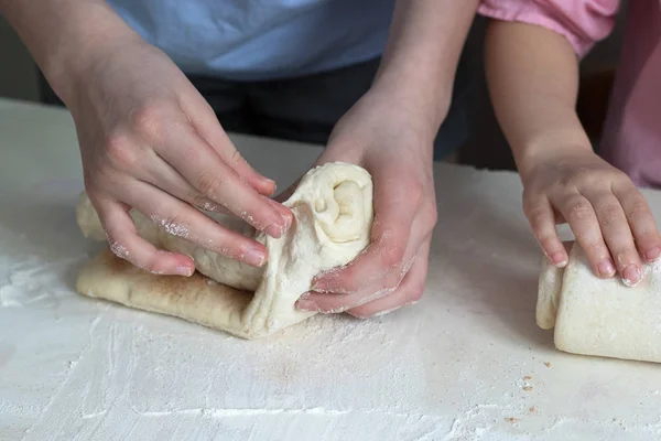 Kinder formen Brötchen aus Teig. Küchentisch in Mehl. Warme Beziehungen — Stockfoto