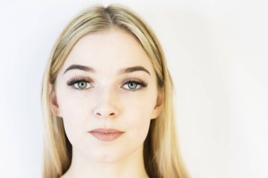 Kızların yüzü sarışın. Close. Yüz bakımı