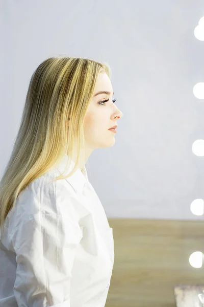 Das Gesicht des Mädchens ist blond. Nahaufnahme. Gesichtspflege — Stockfoto