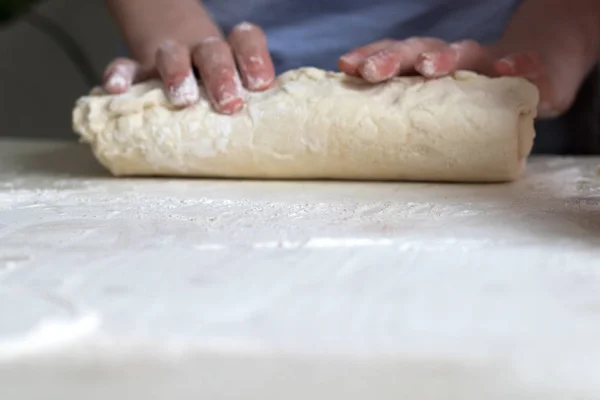 Kinder formen Käsekuchen aus Teig. Küchentisch in Mehl. Warme Beziehungen — Stockfoto