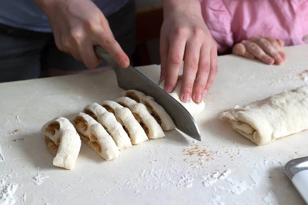 Dzieci pleśni serniki z ciasta. Stół kuchenny w mąkę. Ciepłe związki dzieci — Zdjęcie stockowe