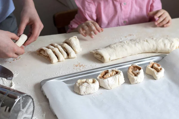 Dzieci pleśni serniki z ciasta. Stół kuchenny w mąkę. Ciepłe związki dzieci — Zdjęcie stockowe