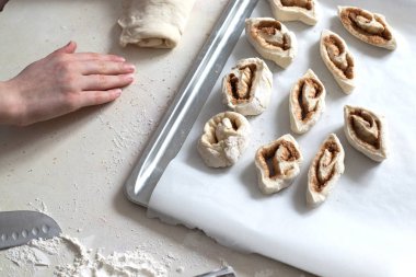 Çocuklar hamurdan cheesecakes kalıp. Un lu mutfak masası. Sıcak ilişkiler çocuklar