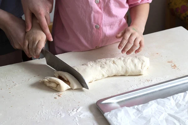 Kinder formen Käsekuchen aus Teig. Küchentisch in Mehl. Warme Beziehungen — Stockfoto