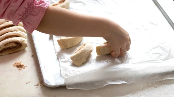 孩子们从面团中模奶酪蛋糕。厨房餐桌在面粉。温暖的关系孩子 — 图库照片