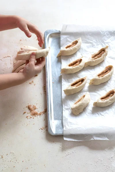 Kinder formen Käsekuchen aus Teig. Küchentisch in Mehl. Warme Beziehungen — Stockfoto