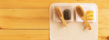 Spa tedavileri için çiftler için bir dizi ürün. Doğal malzemelerden yapılmış fırçalar ve sabun. Sağlık ve hijyene çevre dostu bir yaklaşım kavramı.