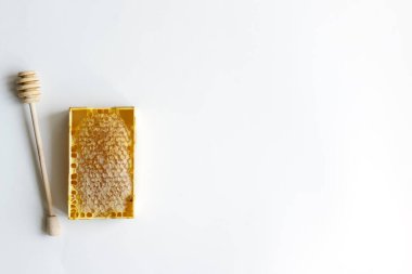 Mini çerçevedeki taze bal beyaz arka planda duruyor. Kış için vitaminler ayırın