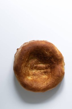 Lavaş beyaz bir masada. Geleneksel Asya mutfağı. Mayasız pişmiş yiyecekler. Sağlıklı yemek.