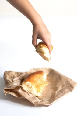 Çocuk elinde bir lavaş parçası tutuyor. Beyaz arka planda geleneksel Asya yemekleri. Mayasız pişmiş yiyecekler. Sağlıklı yemek.