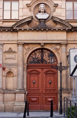 Güzel eski ön kapı.