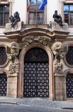 Güzel eski ön kapı.