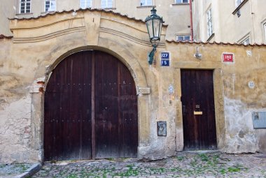 Eski ahşap kapı ve kapı avluya.