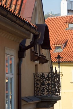 Yukarıda bir Ajur Panjur balkon Meryem Ana simgesi.