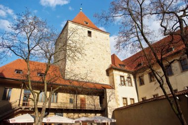 Bir kule ve bir kırmızı kiremitli çatıya Ortaçağ ev