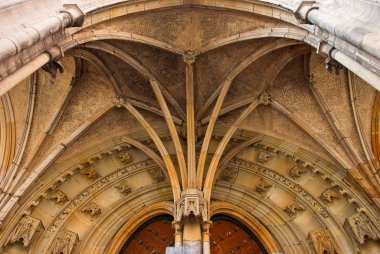 Tapınak cephesi parçası. Giriş yukarıda kemer tasarımı.