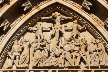 Tapınağın cephe detay. Tapınağın girişindeki üstünde simgesi. Ticari etkinlik raporu