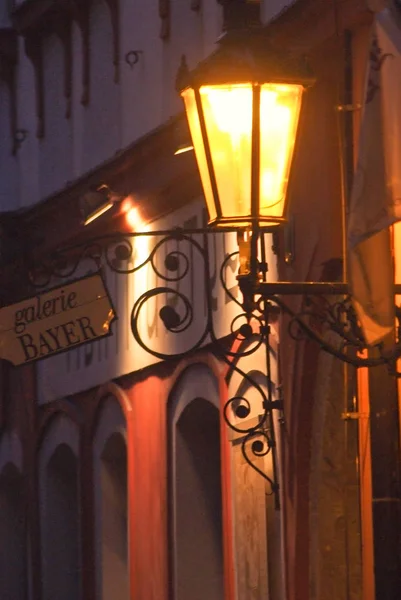 Uma Velha Lâmpada Rua Ilumina Rua Entardecer — Fotografia de Stock