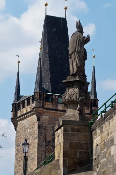 Památník Katolického Hierarchy Mostě Staroměstská Mostecká Věž — Stock fotografie