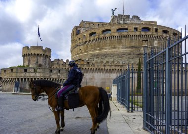 Rome, İtalya - 2 Mart 2017: Castel Sant'Angelo: anıt koruyan sırtında iki polis memuru