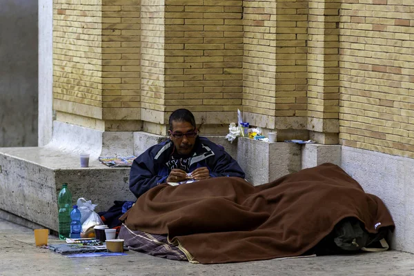Rome Olaszország 2017 Március Ember Hajléktalan Annak Érdekében Hogy Alszik — Stock Fotó