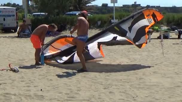 Barletta Italia Agosto 2018 Kiters Preparando Cometas Playa Barletta Apulia — Vídeos de Stock