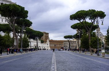 Roma, İtalya - 4 Şubat 2017: sıkıcı bir gün İmparatorluk forumlarında yolu. Vittorio Emanuele II anıt Colosseum için yol