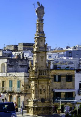 San Oronzo ve eski şehir Ostuni, Puglia, İtalya heykeli görünümü.