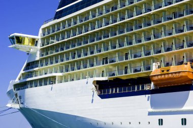 Büyük yolcu gemisi liman içinde demirledi. Görünüm cankurtaran kurtarma