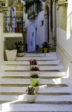 Ostuni, İtalya - 29 Haziran 2014: Dar sokak'Romantik beyaz şehir adını Ostuni, Puglia, İtalya