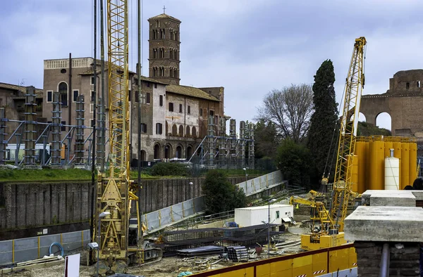 Żuraw Zbudowany Budowę Linii Metra Rzymie Wyróżnia Się Bezpośrednim Sąsiedztwie — Zdjęcie stockowe