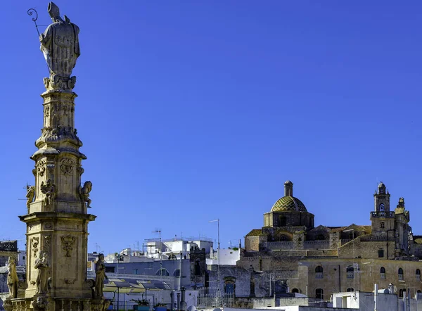 Widok Pomnik San Oronzo Starego Miasta Ostuni Puglia Włochy — Zdjęcie stockowe