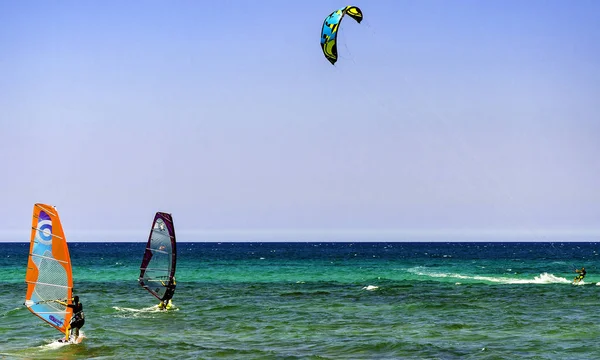 Ostuni Italien Juni 2014 Kitesurfer Der Sich Durch Die Wellen — Stockfoto