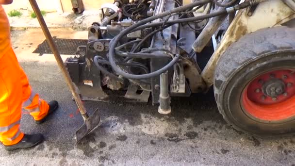 Trabalhador Motorista Skid Steer Remover Worn Asfalto Durante Reparação Road — Vídeo de Stock