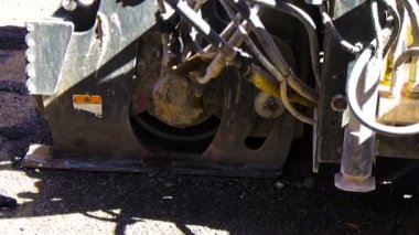 Çalışan sürücü Skid, Yol Çalışmaları sırasında aşınmış asfaltı kaldırdı