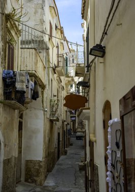 Apulia, Vieste eski şehir, Güney Italy.Typical İtalyan Ortaçağ dar sokak.