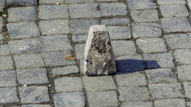 Parke taşı (sanpietrini) ile Roma sokaklarında tipik kaldırım. Bir taş görünümünde tesisi