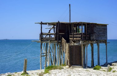 Terk edilmiş bir trebuchet görüntüleyin. Gargano sahil: bay Vieste.Apulia, İtalya