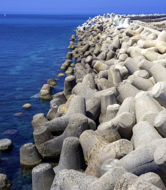 beton blok dalgakıran (tetrapod) S. Maria di Lesina bağlantı noktası. Apulia İtalya