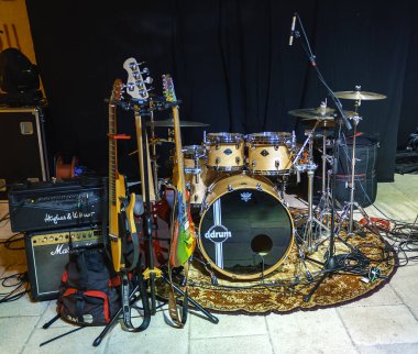 Bas gitar ve davul sahnede, konserin arka plan ile müzik aletleri