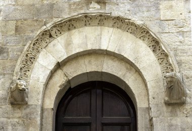 Yakın çekim Romanesk mimari katedral portal Kilisesi. Bisceglie. Apulia. İtalya