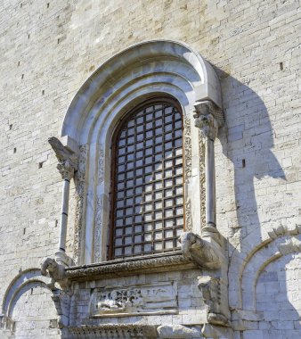 Aziz Nikolaos Kilisesi bari. Apsis penceresinin filler temsilleri ile