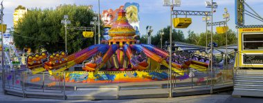 Modugno, İtalya - 23 Eylül 2017 - İtalya: Büyük salıncak cazibe luna park üzerine