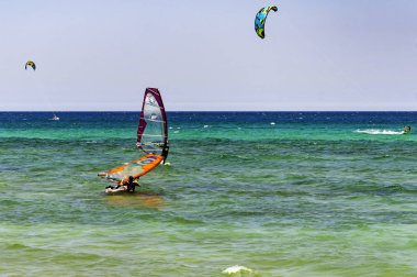 Rüzgar sörfçüleri ve plaj yelken kitesurfers