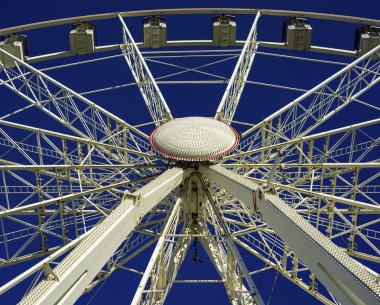 Mavi gökyüzüne karşı dönme dolap