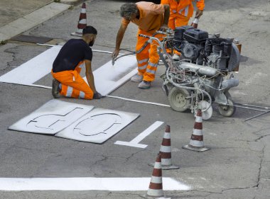 Modugno, İtalya - 9 Ekim 2017: makine ve yol inşaat kullanımı yol ve trafik işareti boyama için işçi