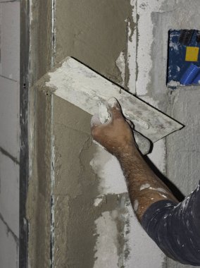 aracı alçı mermer iç sıva kaba sıvama işçi. seçici odak 