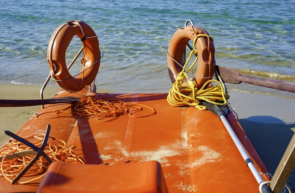 Közelről Mentőcsónak Strandon Tenger Nyugodt Fürdőzők Tengeren — Stock Fotó